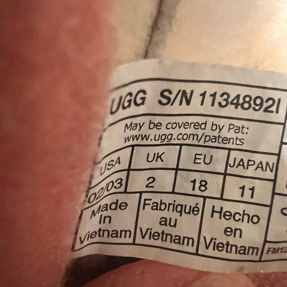 UGGS - Picture 4 of 5